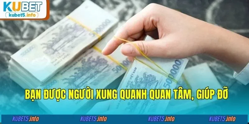 Bạn được người xung quanh quan tâm, giúp đỡ
